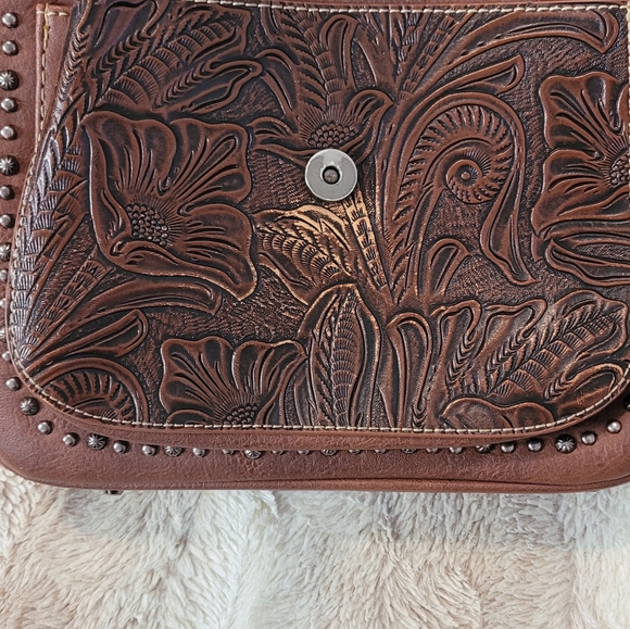 Trinity Ranch Crossbody 💛 - Picture 8 of 10